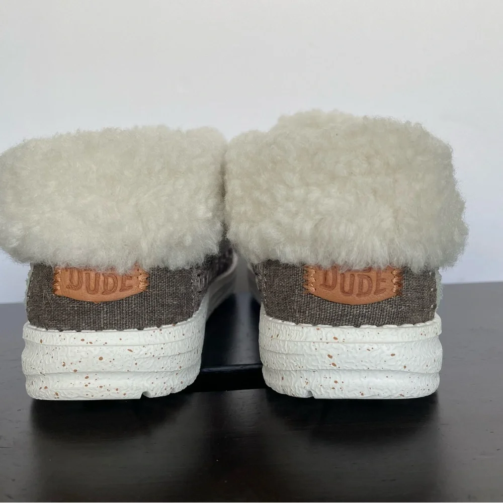 Hey Dude Wendy Fold Youth Stitch Cozy, Big Kids Size 12. New without box.